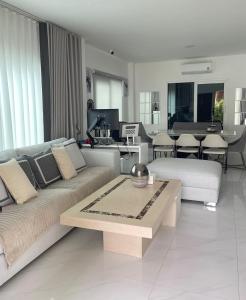 Spacious Modern Home & Garden Perfect for Families