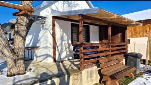 Casa primitoare in inima naturii si padurii