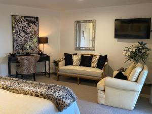 Maison Blue - Chic Garden Apartment - Pet Friendly