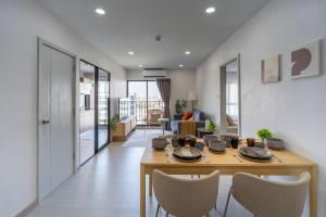 Spacious 2BR Bangkok - Pool, Gym,Coworking-20m BTS