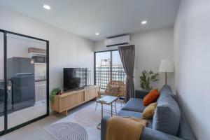 Spacious 2BR Bangkok - Pool, Gym,Coworking-20m BTS