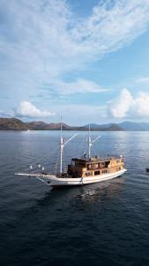 Sundari Voyages by Archipelago Reserve Diving Photography