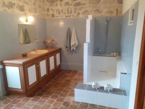 Gîte lEscoussou, 3ch, 110m2, charme, nature, piscine chauffée, sud Ardèche