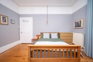 4 double bedroom home with garden in London