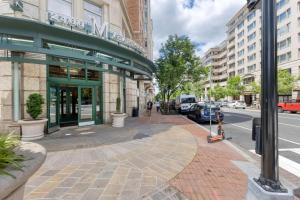 Foggy Bottom 1BR w Gym Pool DM nr Georgetown WDC-172