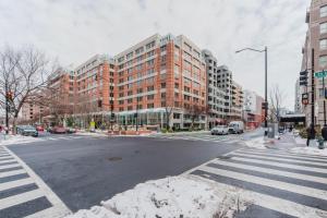 Foggy Bottom 1BR w Gym Pool DM nr Georgetown WDC-172