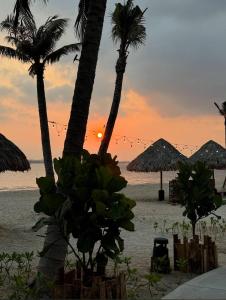 Căn hộ 2PN tầng 23 Lô góc toà tháp 6sao ICON40 View Vịnh, Hồ nhạc nước, Hill sát bãi biển Marina & 3 hồ sinh thái