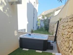 Apartment T E A Pag with HOT TUB