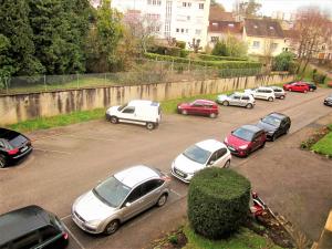 LIMOGES, parkingS privés, à 10mn A20etRN141,naufragés de la route ,mini leclerc, !