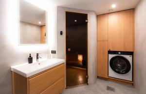 Spacious 2BR in Yacht Club Sauna and Great Views