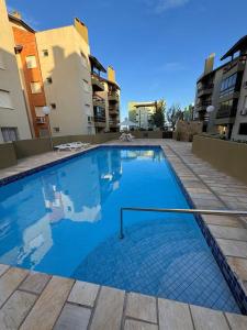 Cobertura 50m da praia, com Vista Mar-Serra e Piscina - Reserve AirBedAndB