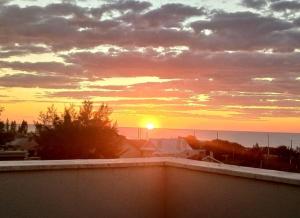 Cobertura 50m da praia, com Vista Mar-Serra e Piscina - Reserve AirBedAndB