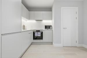 Heart of Brentwood - 1 Bed - Underground Parking - Fast Wifi
