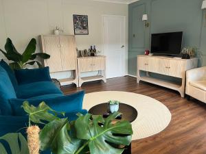 Modern Classic 2 bed apartment with Sofa Bed Sleeps 5 FREE PARKING by Graves Park Peak District