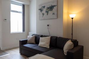 Spacious 4-bed City Centre Home - Free Parking & Wifi