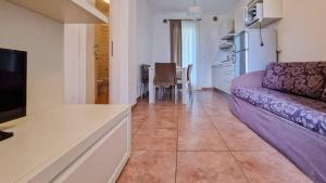 Pool-front apartment with fenced garden and bbq