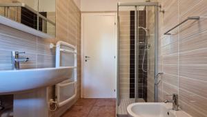 Pool-front apartment with fenced garden and bbq