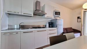 Pool-front apartment with fenced garden and bbq