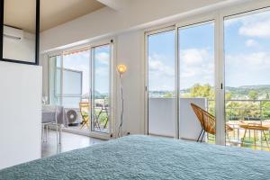 Bright cocoon with sea views