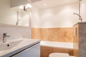 Bright cocoon with sea views