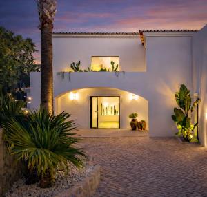 Luxury Sea Views Smart Villa Luz Bliss, 2 Stunning Sea Views, Infinity Pool, Sauna, Gym, Home Cinema, Full Smart Home Technology and Full Privacy