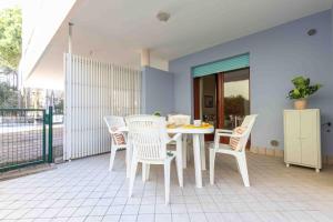 Beachside getaway flat for six