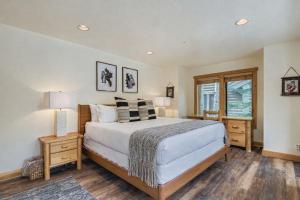 402 Timber Escape at Chapparal! Relaxing Deer Valley Condo with Hot Tub! Close to Skiing & Hiking! condo