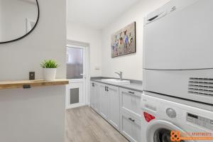 4 Bed, 2 Bath Detached House, Parking, Fast Wifi