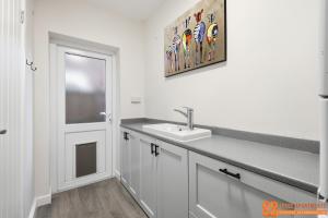 4 Bed, 2 Bath Detached House, Parking, Fast Wifi