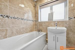 4 Bed, 2 Bath Detached House, Parking, Fast Wifi