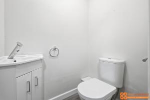 4 Bed, 2 Bath Detached House, Parking, Fast Wifi