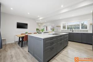 4 Bed, 2 Bath Detached House, Parking, Fast Wifi