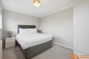 4 Bed, 2 Bath Detached House, Parking, Fast Wifi