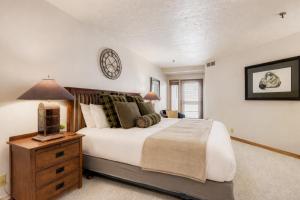 Charming 2BR Escape – Hot Tub, BBQ & Mountain Comfort 1424 condo