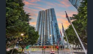 Modern Docklands Apartment River Views Near CBD