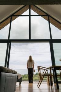 Rumiane pola - stodoła na Mazurach z widokiem na jezioro