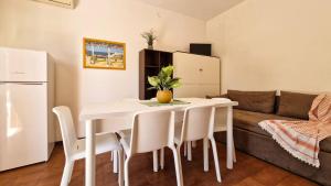 Bright flat in residence with pool - Beahost