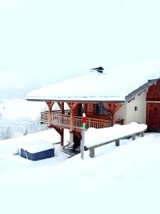 Luxury Megève Chalet, sleeps 8 with Mountain Views and Jacuzzi