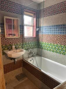 Serene Moroccan - Inspired Retreat in Classic Kensal Green