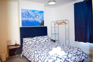 3-Bedroom House Close to City Centre and M5 with Garden and Parking