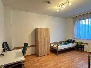 Duisburg FeelHome, Flughafen nah,3-Schlafzimmer, Dusche ebenerdig, Zentral, WiFi, Ground Floor