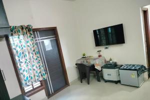 Private room-exclusive bathroom and kitchen pantry