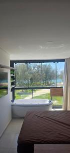 cobertura pé na areia com banheira vista mar