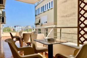 Tirana Central Apartment - Free Parking - Balcony
