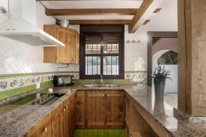 Apartamentos con piscina compartida WIFI y parking