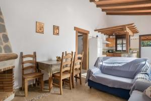 Apartamentos con piscina compartida WIFI y parking