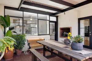Adelaide Central Artistic bluestone Retreat