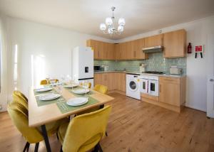 LONDON LIVING 4 Bedroom Apartment near Notting Hill!