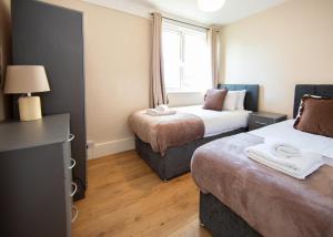 LONDON LIVING 4 Bedroom Apartment near Notting Hill!