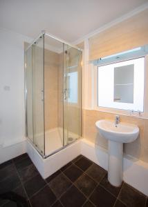 LONDON LIVING 4 Bedroom Apartment near Notting Hill!